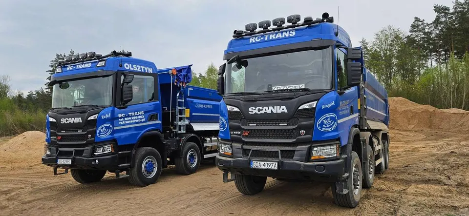 Dwie czteroosiowe wywrotki Scania XT RC-TRANS z zabudową KH-Kipper na wyrobisku