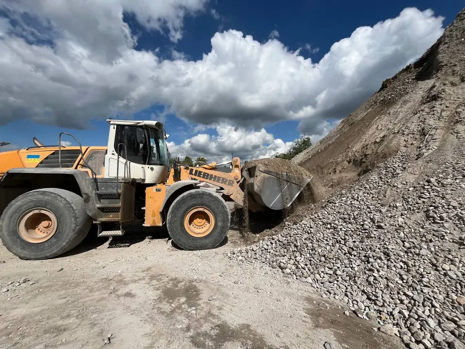 Ładowarka kołowa Liebherr wysypująca kruszywo na hałdę